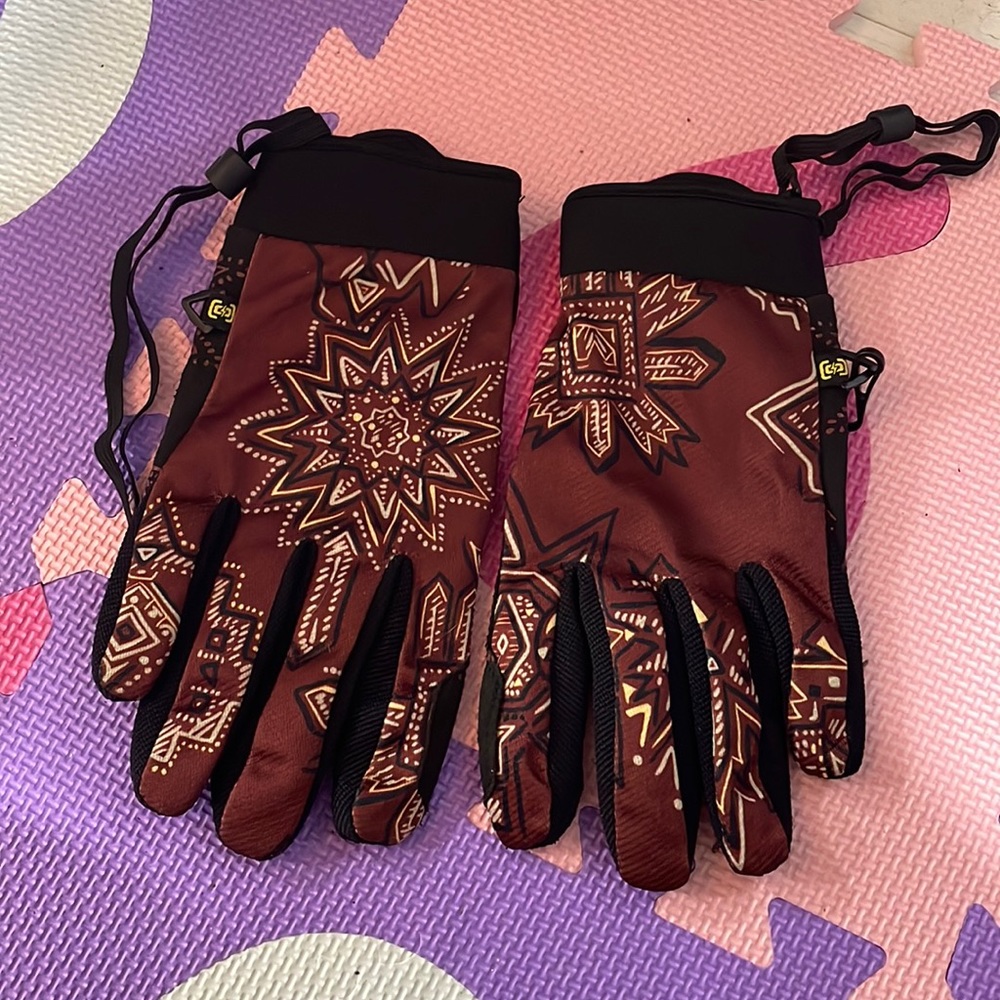 Burton gloves size small